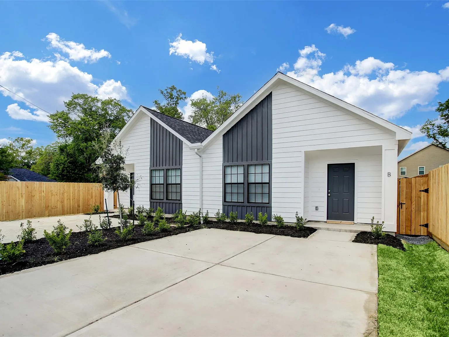 2 bed, 2.0 bath, 945 sqft, $1,400 — Photo 2