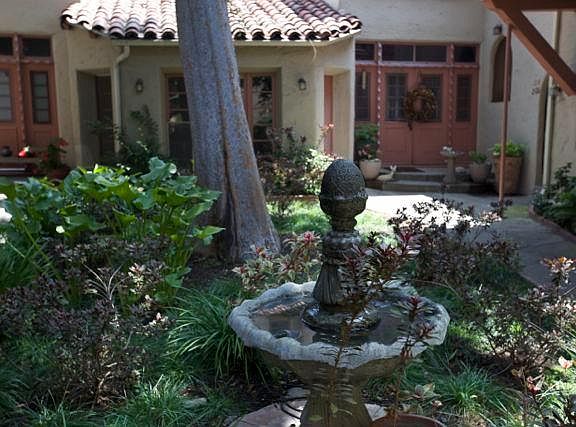 2nd image of 216 S Poinsettia Pl