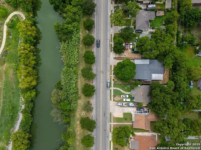 2231 W Woodlawn Ave — Photo 32