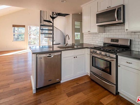 3rd image of 923 Palm View Dr