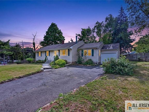 3rd image of 122 Runyon Ave