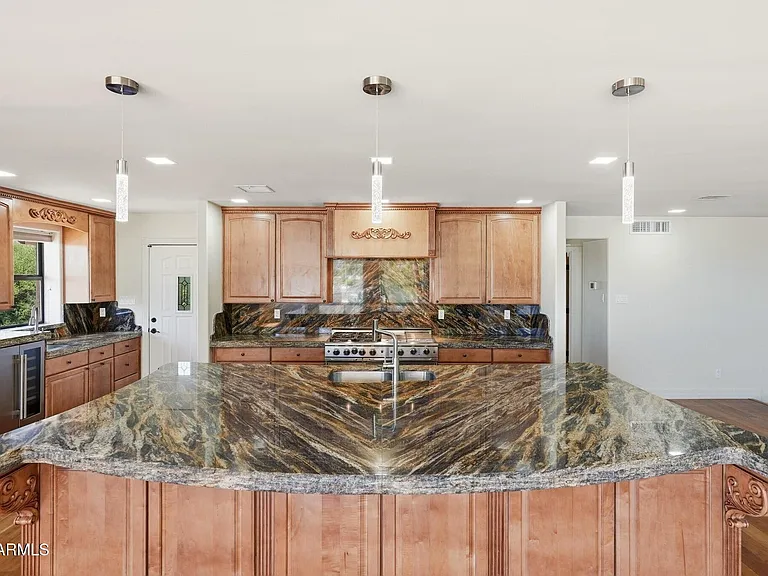 2221 E Vista Ave — Photo 8