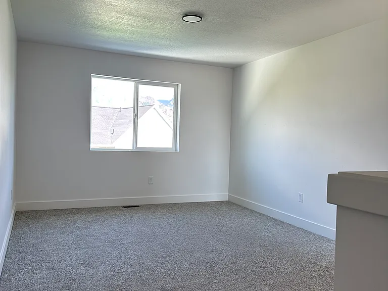 1886 N 250 W — Photo 17