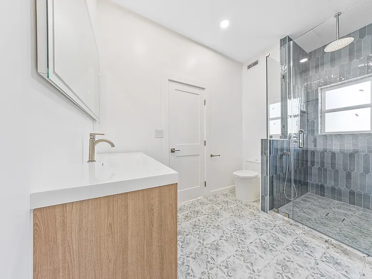 811 Waterloo St #813 — Photo 5