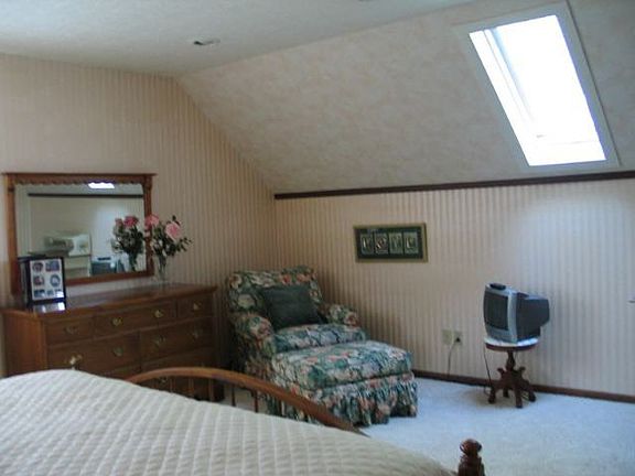 4th image of 310 Hillcrest Ct S