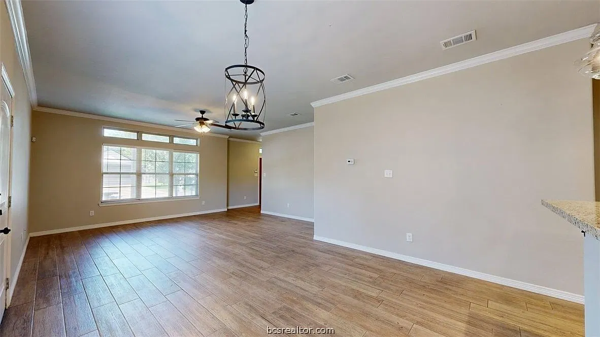 124 Richards St — Photo 4