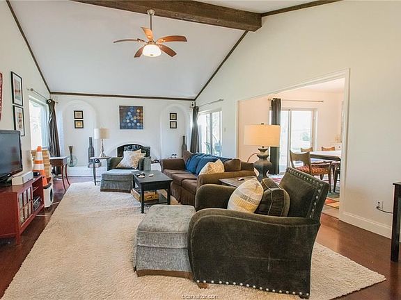 4th image of 1015 Guadalupe Dr