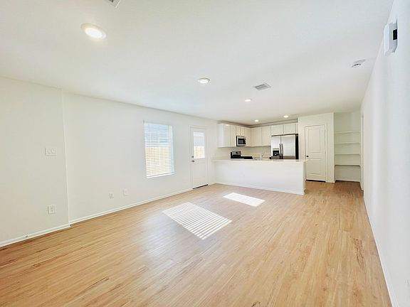 2nd image of 1504 Las Cuevas Dr