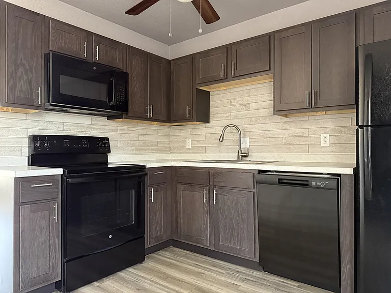 2825 Cedar Cir #3 — Photo 4