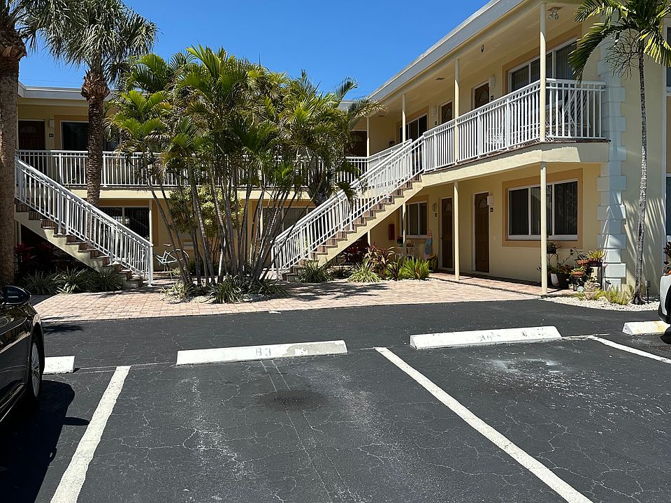 Building Court Yard and parking for 2 cars