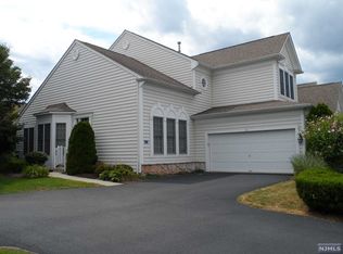 31 Mulberry Ct, Paramus, NJ 07652