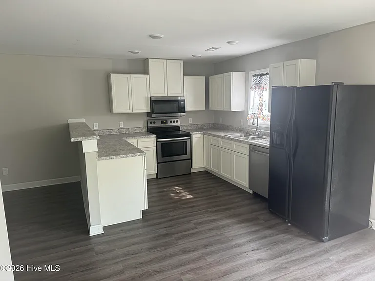 214 Jordan Ln — Photo 5