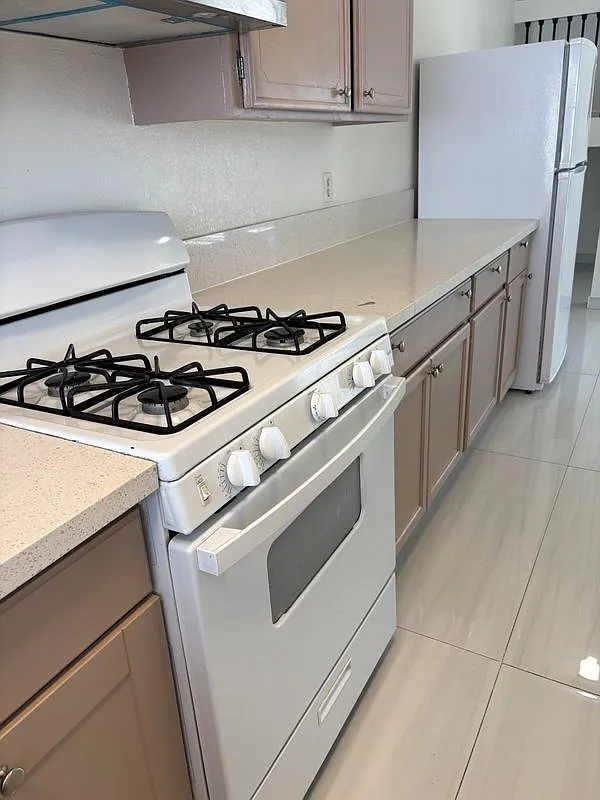 4 bed, 2.0 bath, 1260 sqft, $1,900 — Photo 2
