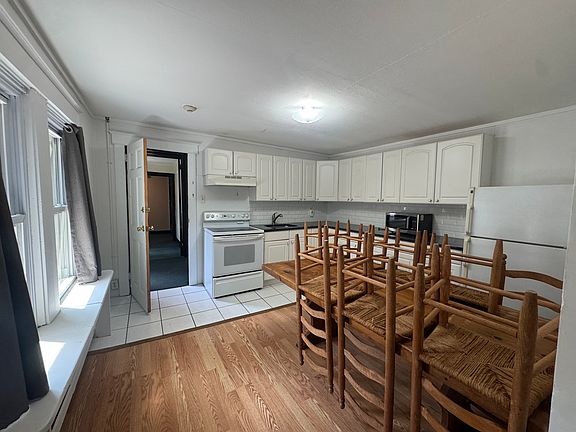 2nd image of 122 Quaker Path APT 9