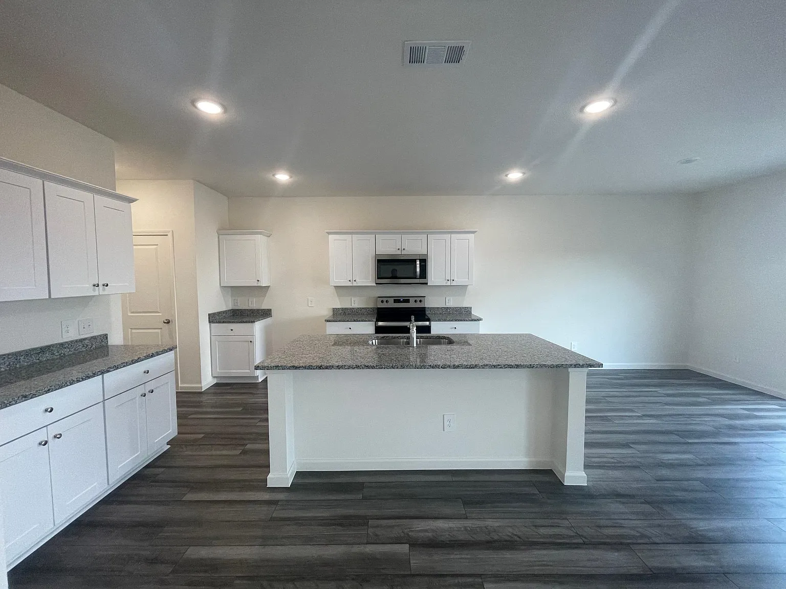 4 bed, 2.5 bath, 2221 sqft, $3,500 — Photo 4