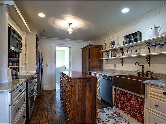 3rd image of 926 Hickory Hills Dr