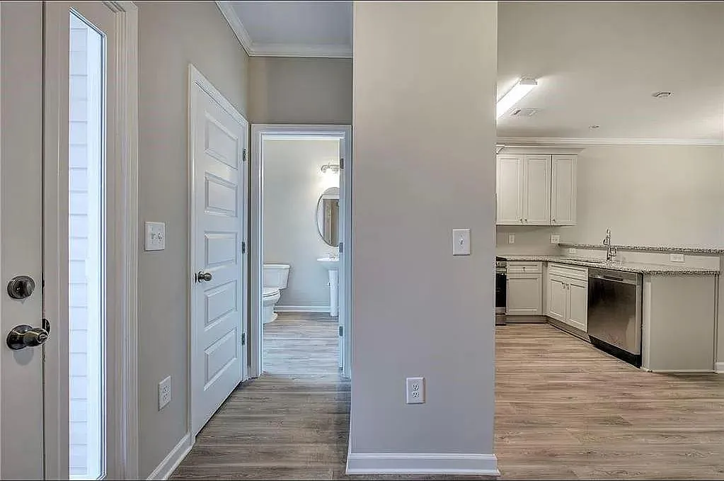 4 bed, 2.5 bath, 2025 sqft, $2,100 — Photo 3