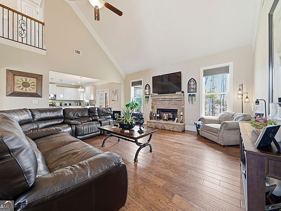 5th image of 685 Hanover Dr