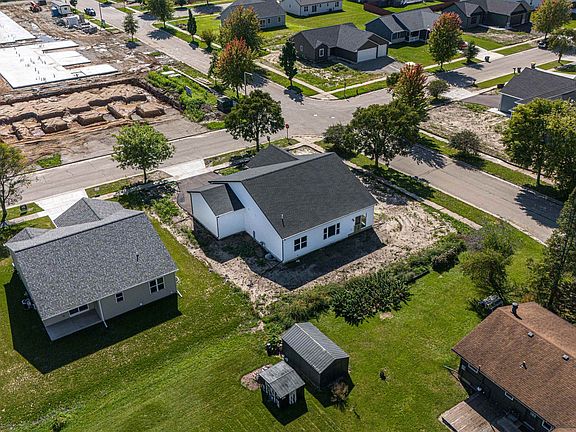 5th image of 504 Village Ln