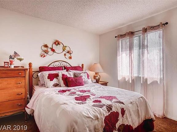 5th image of 817 Rock Springs Dr