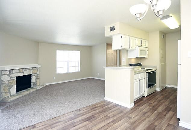 1st image of 1823 Candlelight Ln