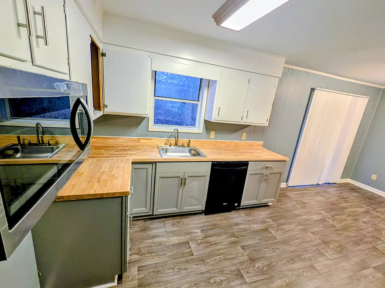 202 Paw Path Ln — Photo 2