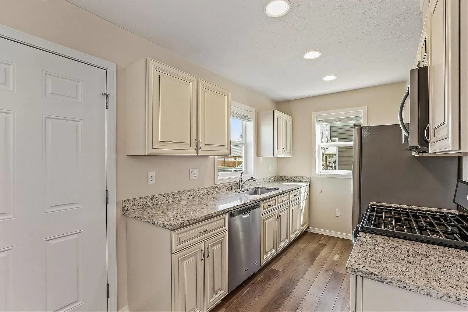 7125 N Crestline St — Photo 2