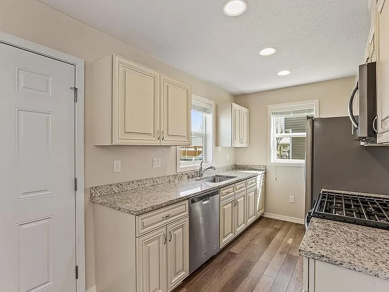7125 N Crestline St #7 — Photo 2