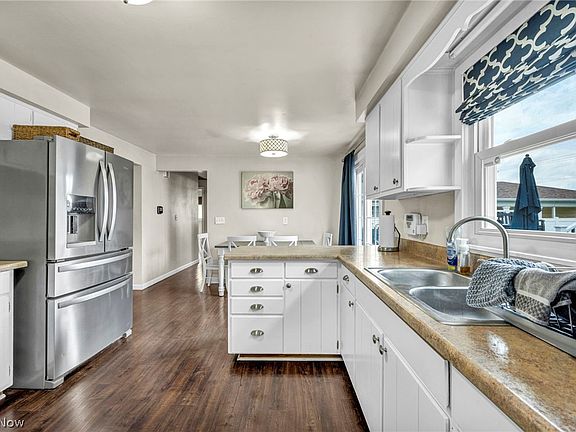 2nd image of 2907 Spruce Ct