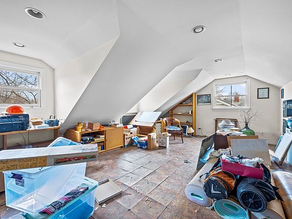 3rd image of 971 Windsor Rd