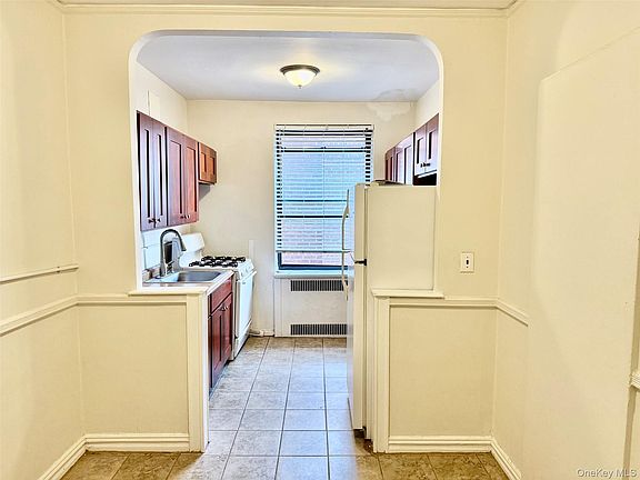 2nd image of 210 Martine Avenue #6L