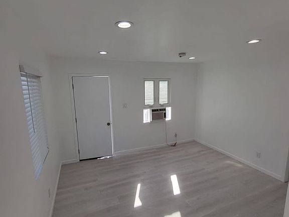 3rd image of 2250 Duane St #1/4