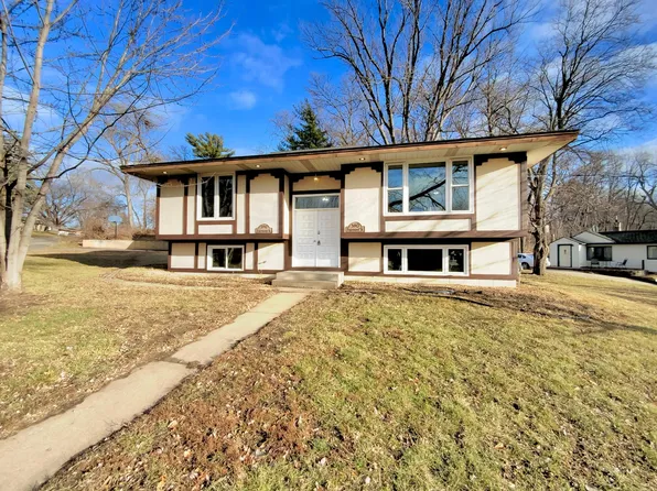 590 Fairmont St NE, Fridley, MN 55432