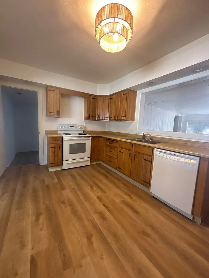 4 bed, 1.5 bath, 2000 sqft, $3,100 — Photo 4