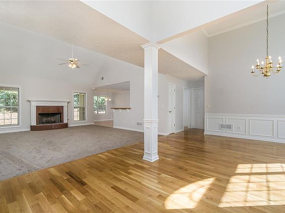 4th image of 429 Blue Creek Ln