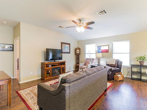 3rd image of 413 Quail Hollow Dr