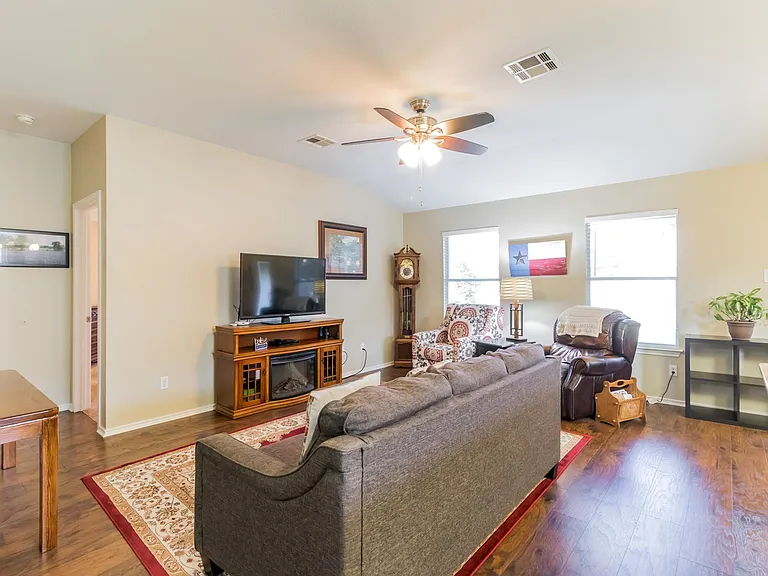 413 Quail Hollow Dr — Photo 3
