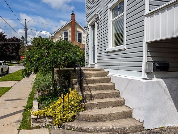 4th image of 1591 5th Ave W