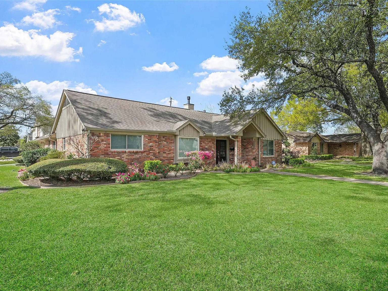 3 bed, 2.0 bath, 2205 sqft, $4,200 — Photo 2