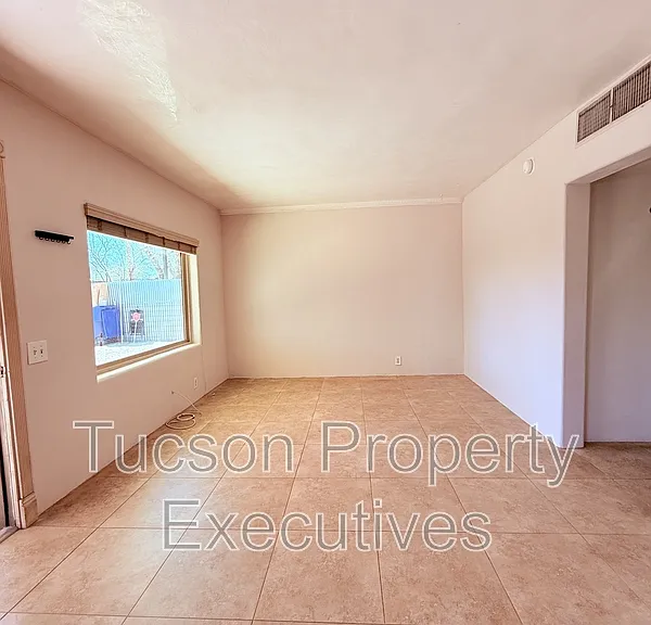2925 N Estrella Ave #1 — Photo 11