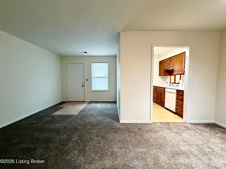 710 Victoria Ct — Photo 3