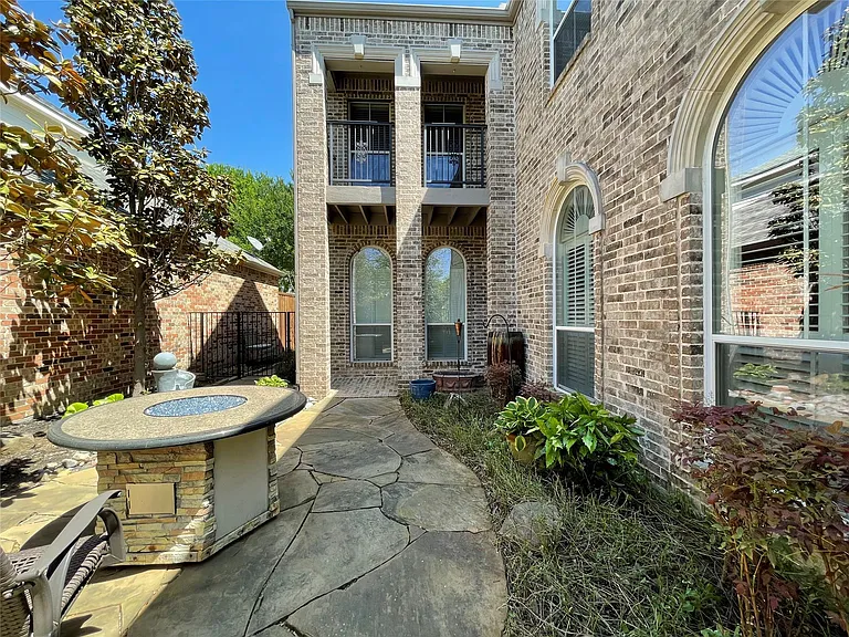 40 Emerald Pond Dr — Photo 2