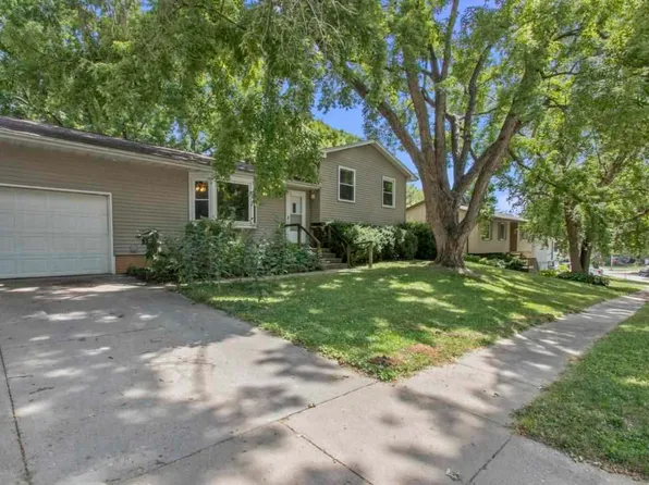 2230 Russell Dr, Iowa City, IA 52240