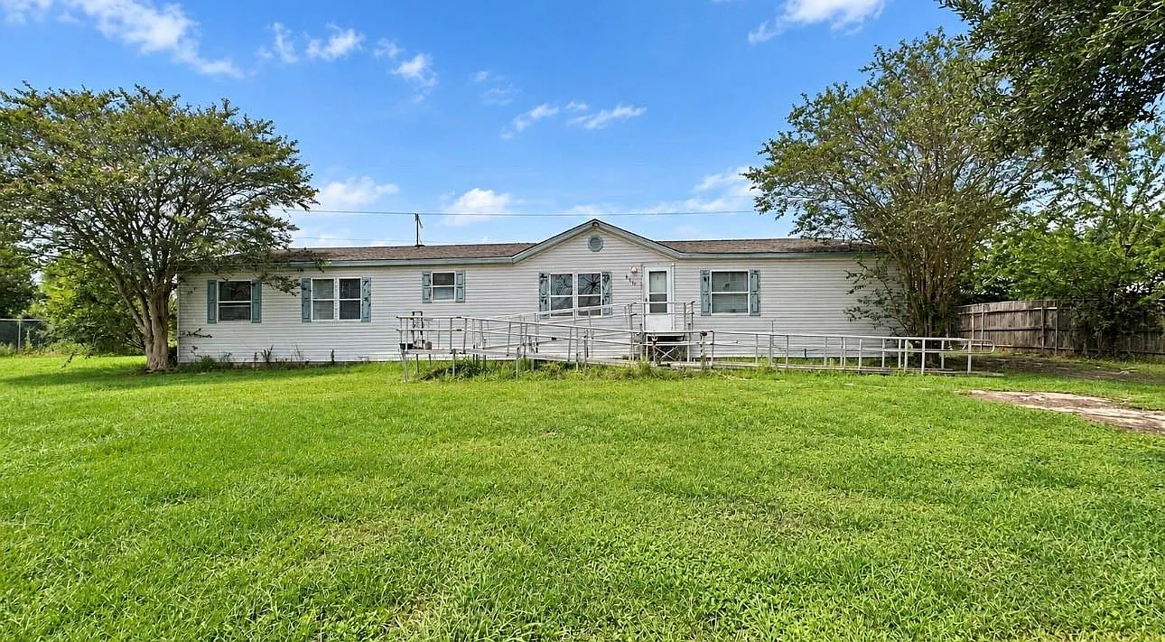 3 bed, 2.0 bath, 2128 sqft, $1,875 — Photo 1