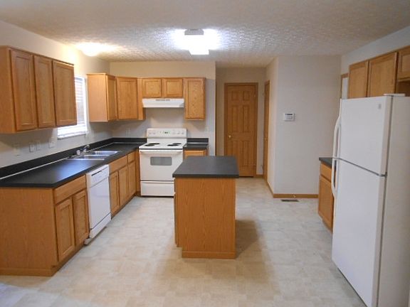5th image of 126 Fox Glen Dr W