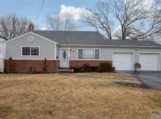 89 W 22nd St, Deer Park, NY 11729