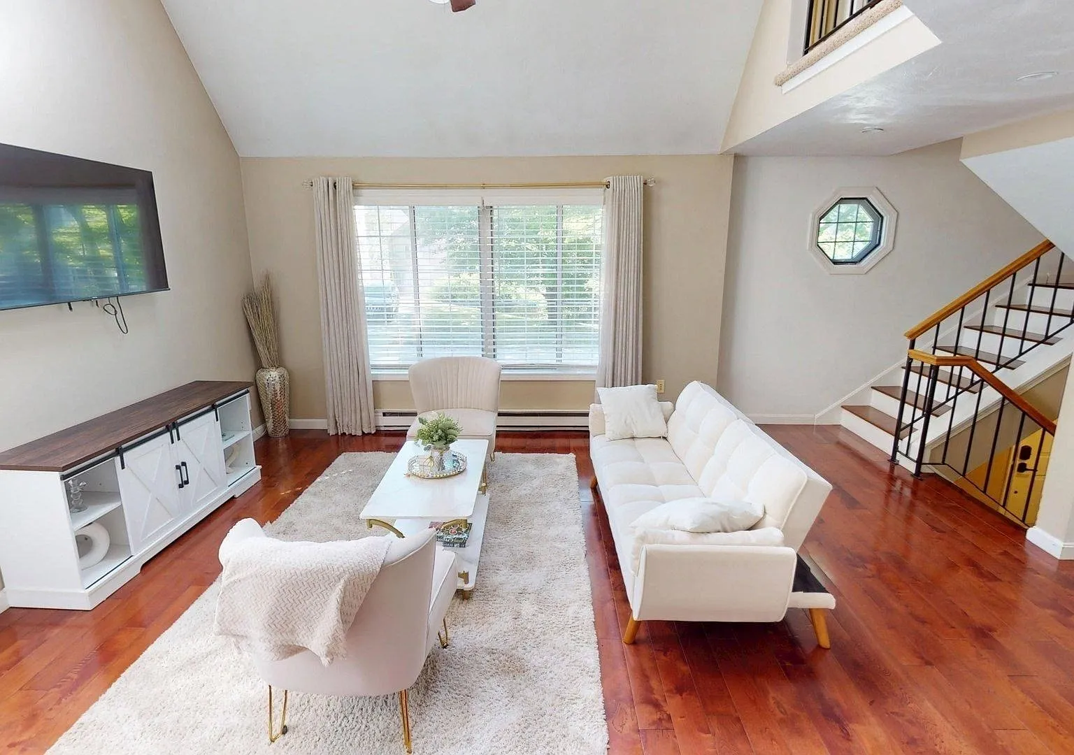 3 bed, 2.5 bath, 1368 sqft, $3,200 — Photo 2