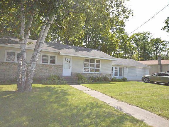 3rd image of 634 Petoskey Ave
