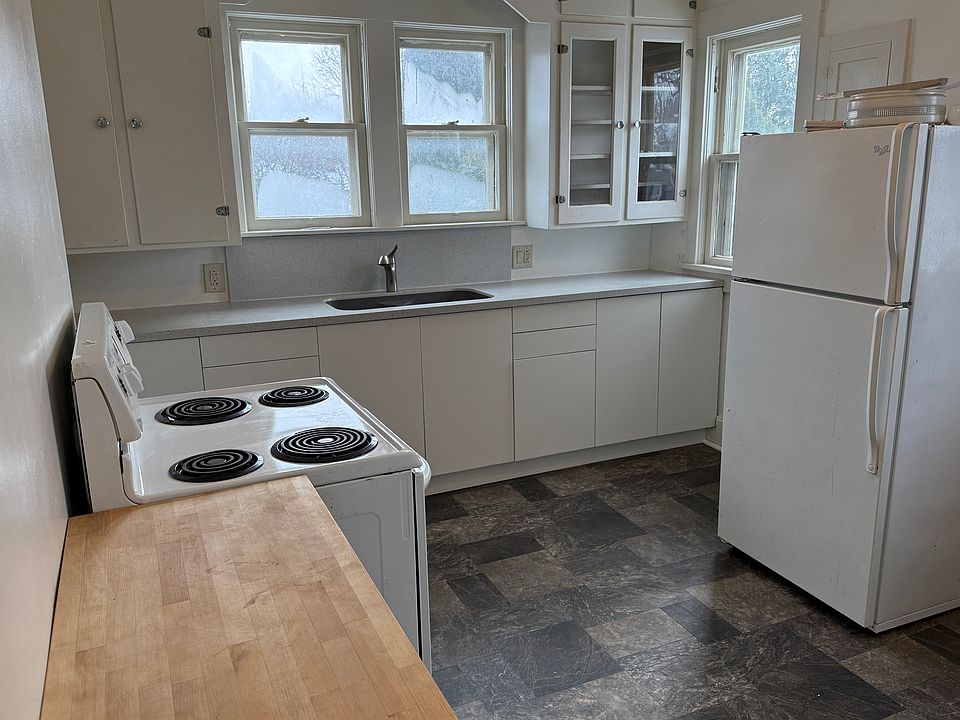 1st image of 300 E Chestnut St