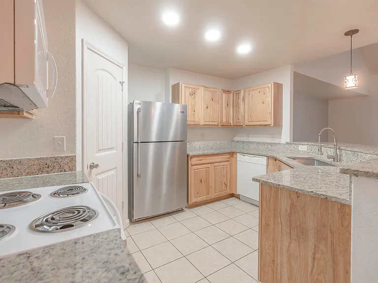 1015 Twin Deer Ln — Photo 7